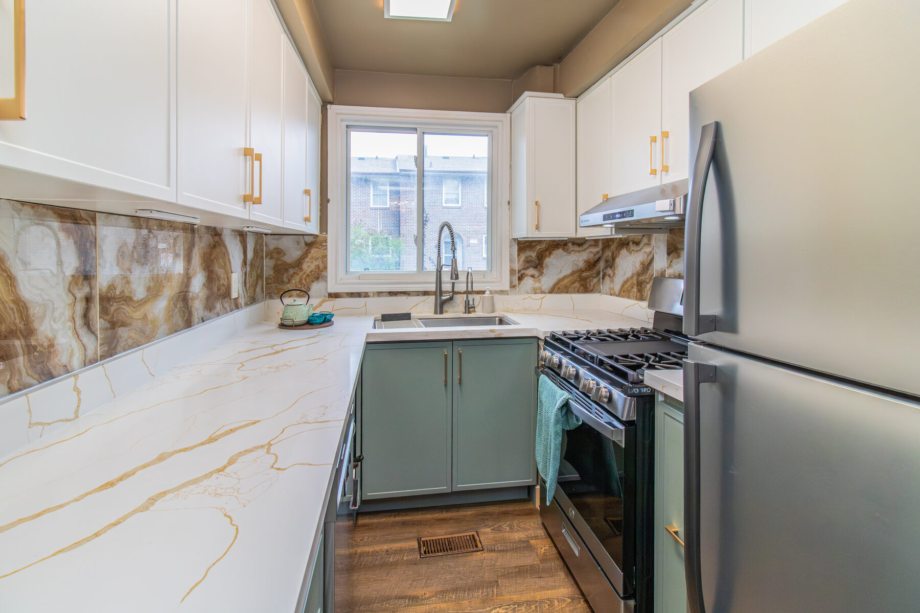 Bright HDR-photographed kitchen with marble backsplash