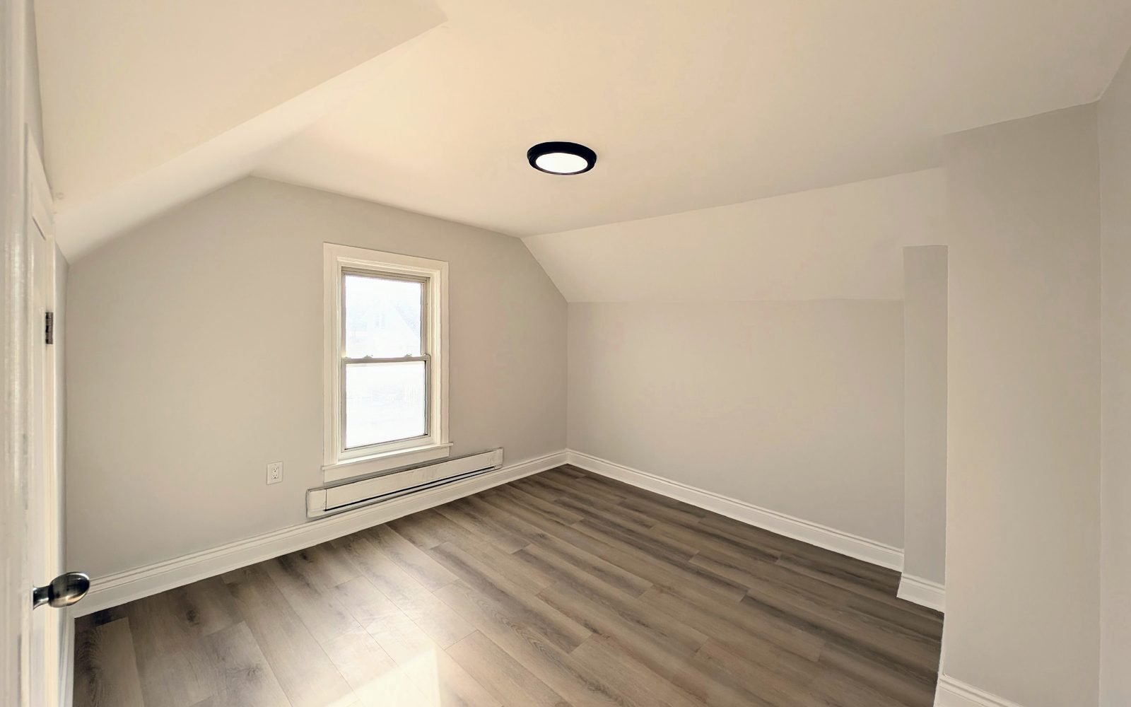 Empty room before virtual staging